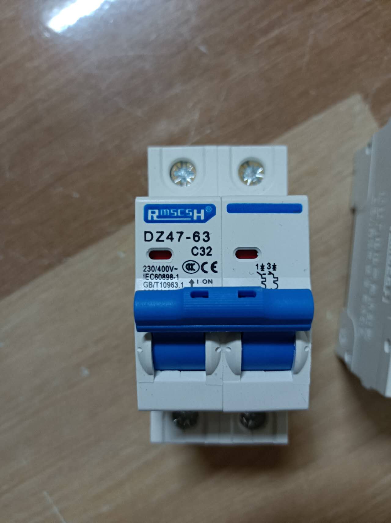 Át aptomat  cài 1P 2P 16a 20a 2P20a 32a 63a hàng RmscsH chất lượng ISO