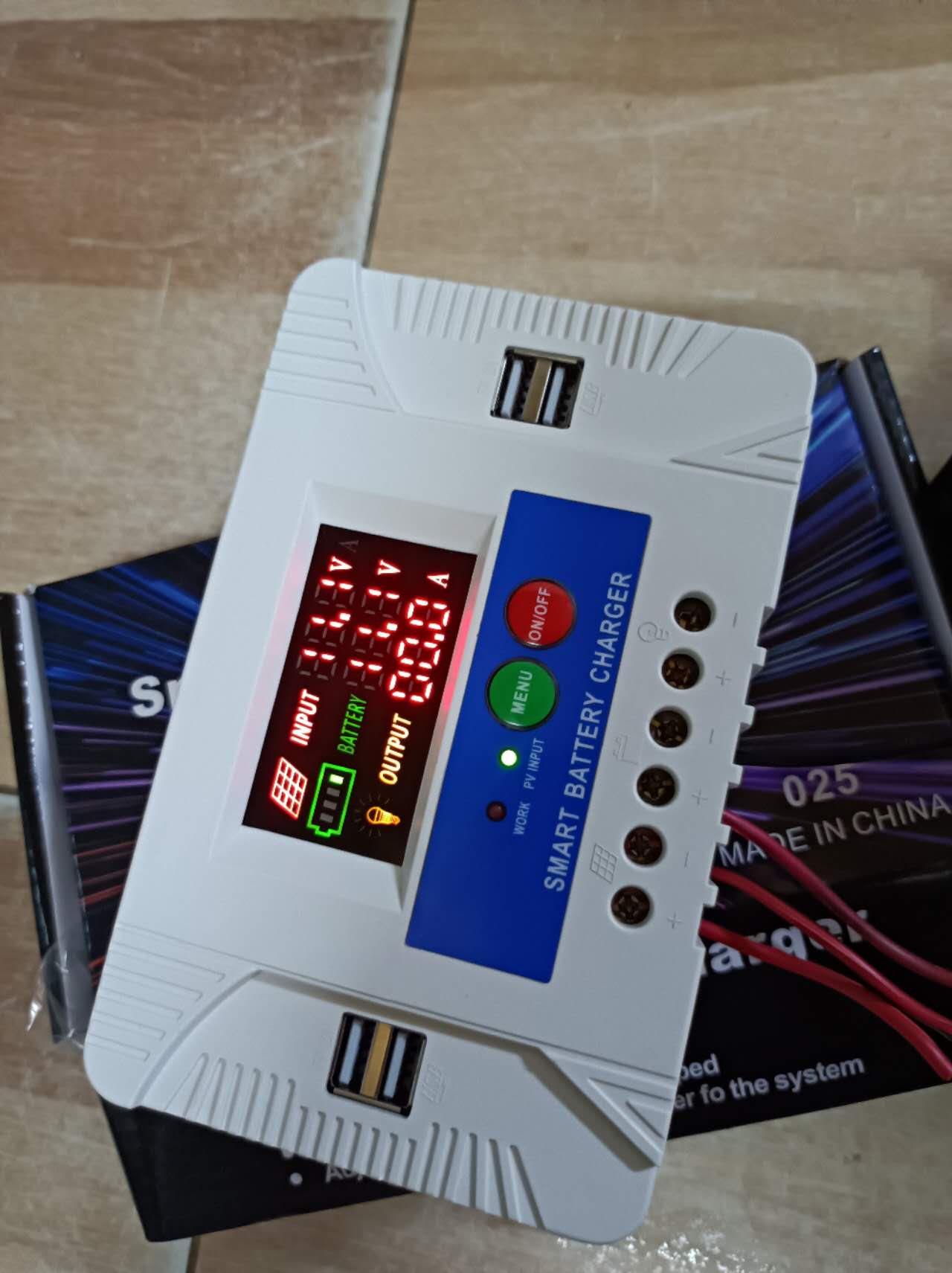 Điều khiển sạc pin năng lượng mặt trời 12/24V
